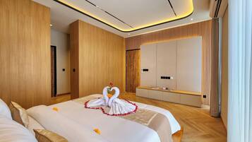 In-room safe, desk, laptop workspace, blackout curtains