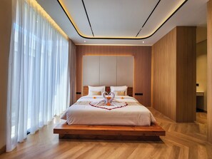 Zimmersafe, Schreibtisch, laptopgeeigneter Arbeitsplatz