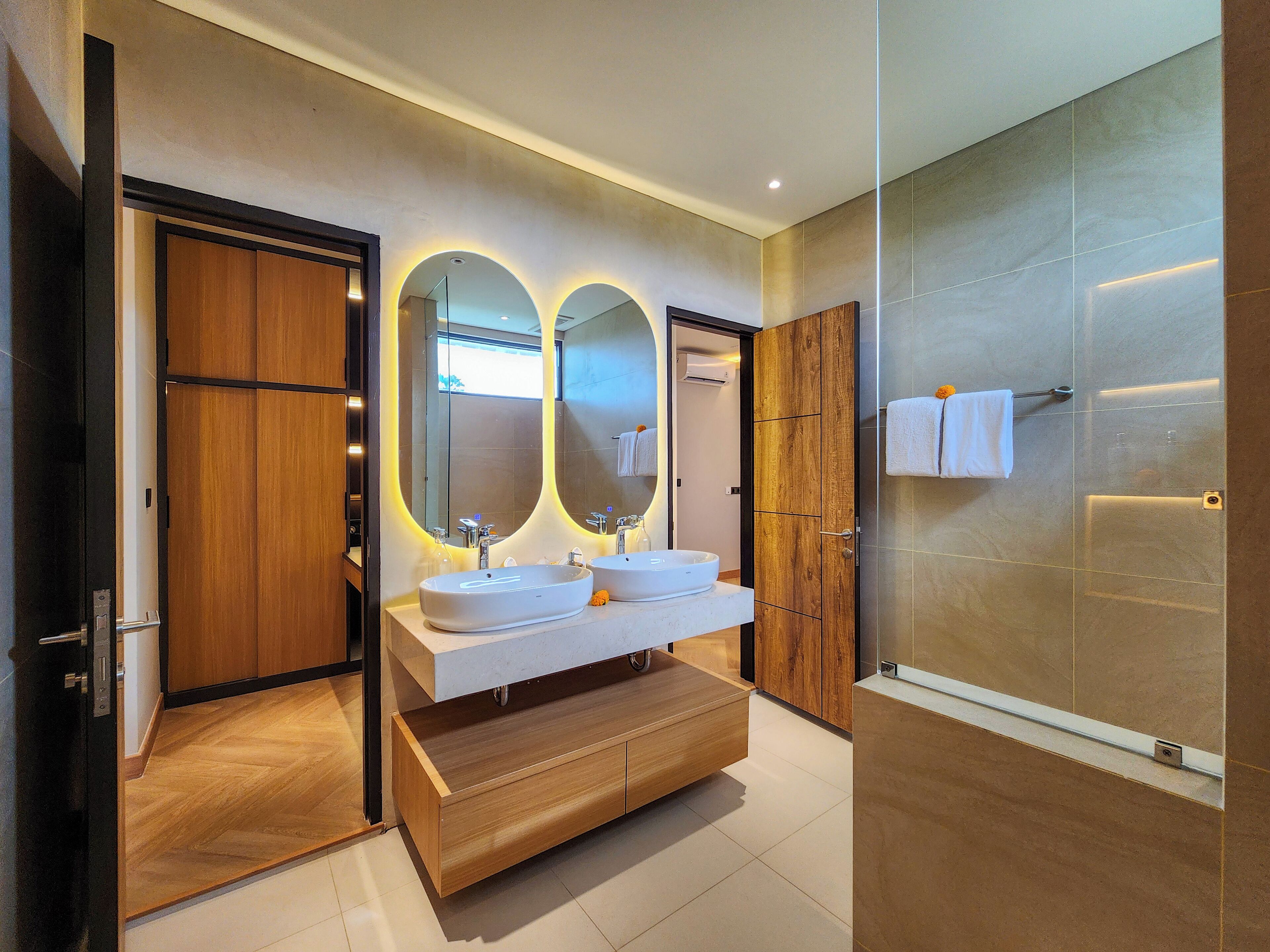 Bañera y ducha independientes, pantuflas, toallas, jabón