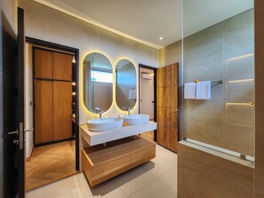 Separate tub and shower, slippers, towels, soap - Casa Verano Jimbaran by Nagisa Bali (Jimbaran)