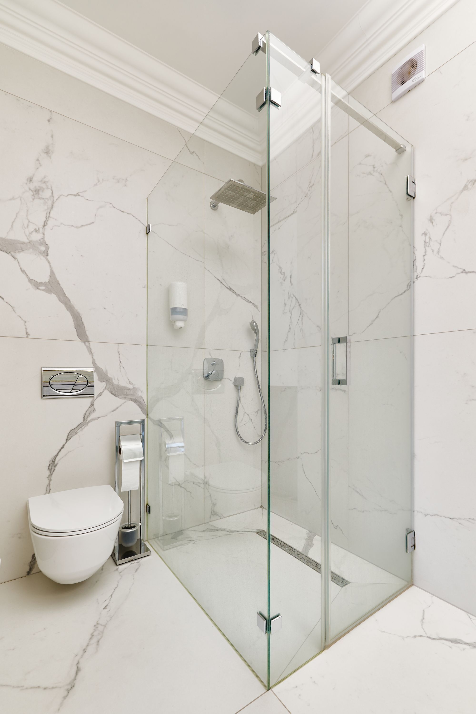 مجففات شعر، مناشف، صابون، ورق حمّام