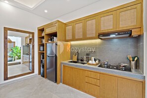 Villa, 3 Bedrooms, Balcony, Pool View | Dapur peribadi | Peti sejuk/penyejuk beku saiz penuh, ketuhar gelombang mikro, dapur