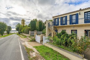 Property grounds - Holiday Home “Le Tertre Camillac” with Private Garden, Balcony & Wi-Fi (bourg sur gironde)