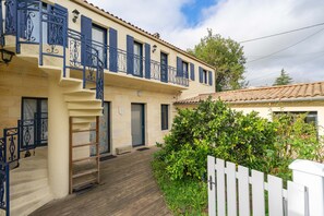 Exterior - Holiday Home “Le Tertre Camillac” with Private Garden, Balcony & Wi-Fi (bourg sur gironde)