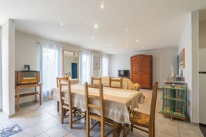 Interior - Holiday Home “Le Tertre Camillac” with Private Garden, Balcony & Wi-Fi (bourg sur gironde)