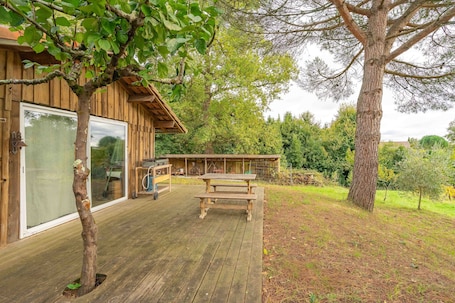 Speisen im Freien. Ferienhaus „Le Tertre Camillac“ mit privatem Garten, Balkon und WLAN