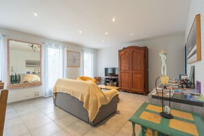 Lobby - Holiday Home “Le Tertre Camillac” with Private Garden, Balcony & Wi-Fi (bourg sur gironde)