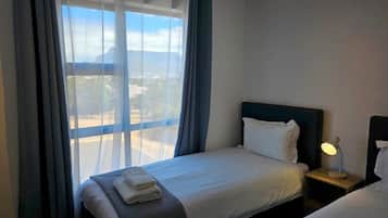 Tabla de planchar con plancha, wifi y ropa de cama