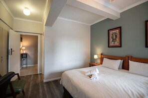 Iron/ironing board, WiFi - Spring Tide Inn - Standard King Room 3 (Cape Town)