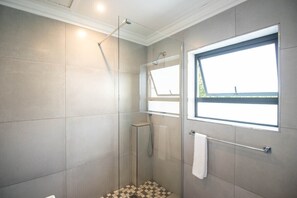 Bathroom - Spring Tide Inn - Standard King Room 6 with Aircon (Cape Town)