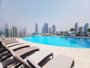 Pool - Burj Khalifa Views with an Assistant Room, Near to Dubai Mall and Dubai Opera (Dubai)