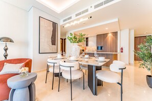 Dining - Burj Khalifa Views with an Assistant Room, Near to Dubai Mall and Dubai Opera (Dubai)