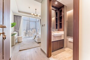 Shower, hair dryer, bidet, towels - Burj Khalifa Views with an Assistant Room, Near to Dubai Mall and Dubai Opera (Dubai)