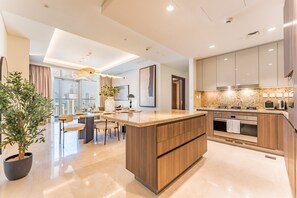 Kjøleskap, mikrobølgeovn, ovn og kokeplater