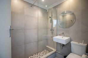 Bathroom - Spring Tide Inn - Spacious king room | guesthouse (Cape Town)