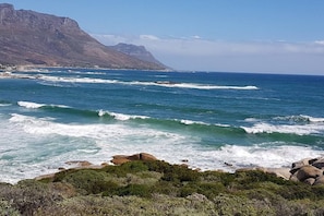 Beach - Spring Tide Inn - Spacious king room | guesthouse (Cape Town)