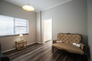 Living area - Spring Tide Inn - Spacious king room | guesthouse (Cape Town)