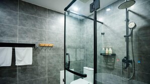 Zimmer, 1 Schlafzimmer, barrierefrei, Raucher | Badezimmer