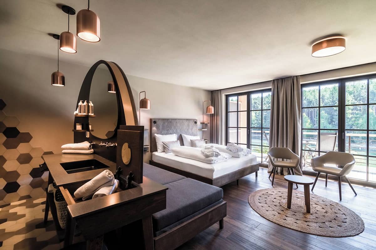 خزنة داخل الغرفة ومكتب وستائر تعتيم ومكواة/لوح كي