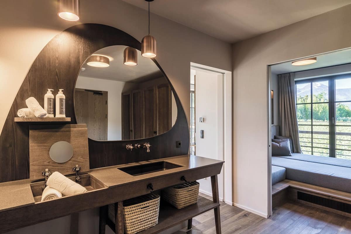 خزنة داخل الغرفة ومكتب وستائر تعتيم ومكواة/لوح كي