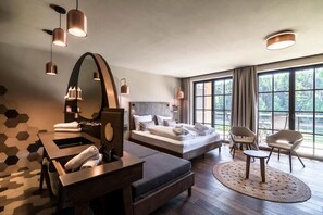 خزنة داخل الغرفة ومكتب وستائر تعتيم ومكواة/لوح كي