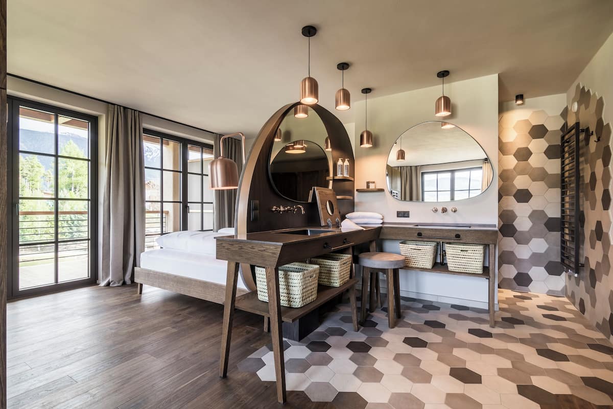 خزنة داخل الغرفة ومكتب وستائر تعتيم ومكواة/لوح كي