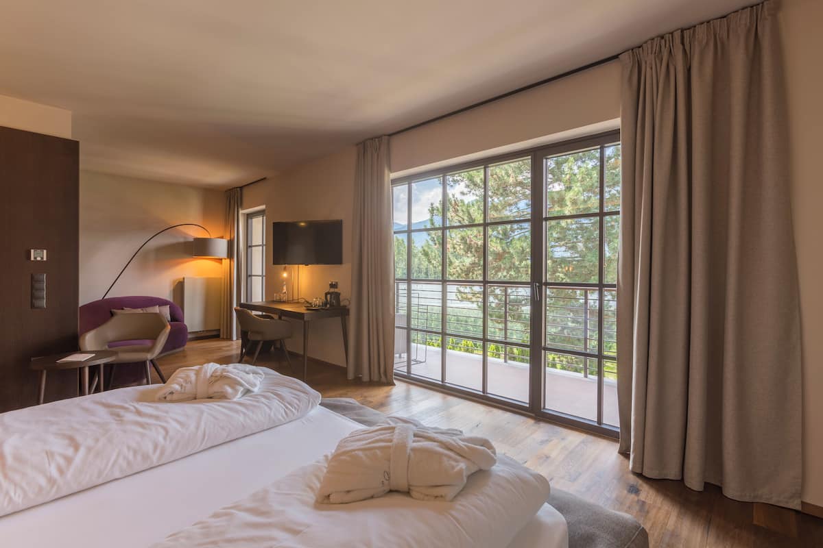 خزنة داخل الغرفة ومكتب وستائر تعتيم ومكواة/لوح كي