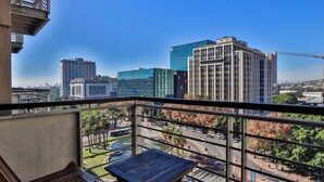 Outdoor dining - Fountain Suites 901 by Ctha (Cape Town)