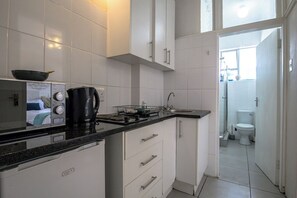 Kühlschrank, Mikrowelle, Herdplatte, Toaster