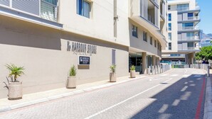Ein modernes Hotelgebäude mit einem Schild für 'Harbour Bridge Hotel & Suites'.