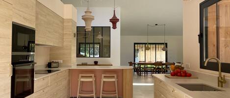 Kjøleskap, mikrobølgeovn, ovn og oppvaskmaskin