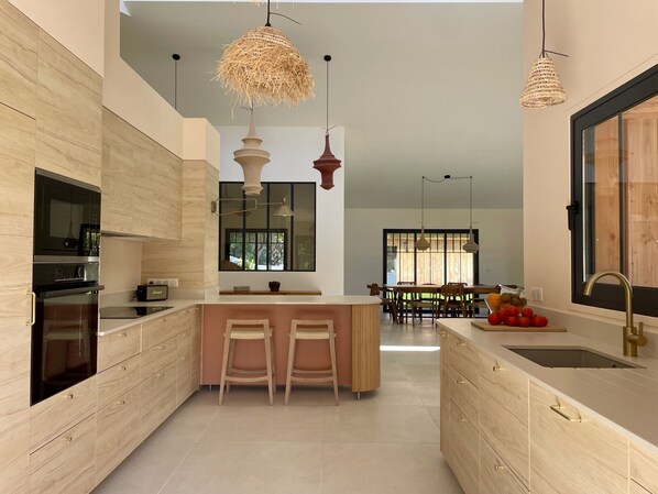 Jääkaappi, mikroaaltouuni, uuni, astianpesukone