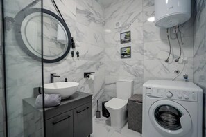Dusche, kostenlose Toilettenartikel, Haartrockner, Handtücher
