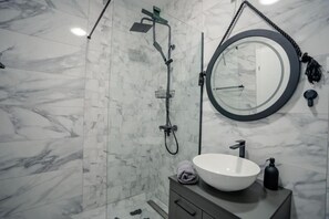 Dusche, kostenlose Toilettenartikel, Haartrockner, Handtücher