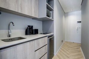 Réfrigérateur, micro-ondes, grille-pain, tables à manger