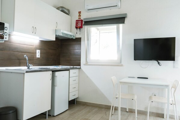 Apartamento clássico, 1 cama de casal, cozinha americana, vista para o jardim | Cozinha privada | Geladeira, micro-ondas, cooktop, talheres/pratos/utensílios de cozinha