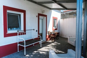Apartamento clássico, várias camas, cozinha americana, vista para o jardim | Terraço/pátio