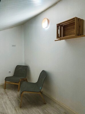 Apartamento clássico, 2 camas de solteiro, cozinha americana, vista para o jardim | Quartos à prova de som, ferros/tábuas de passar roupa, Wi-Fi de cortesia