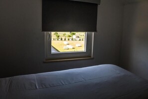 Apartamento clássico, várias camas, cozinha americana, vista para o jardim | Quartos à prova de som, ferros/tábuas de passar roupa, Wi-Fi de cortesia