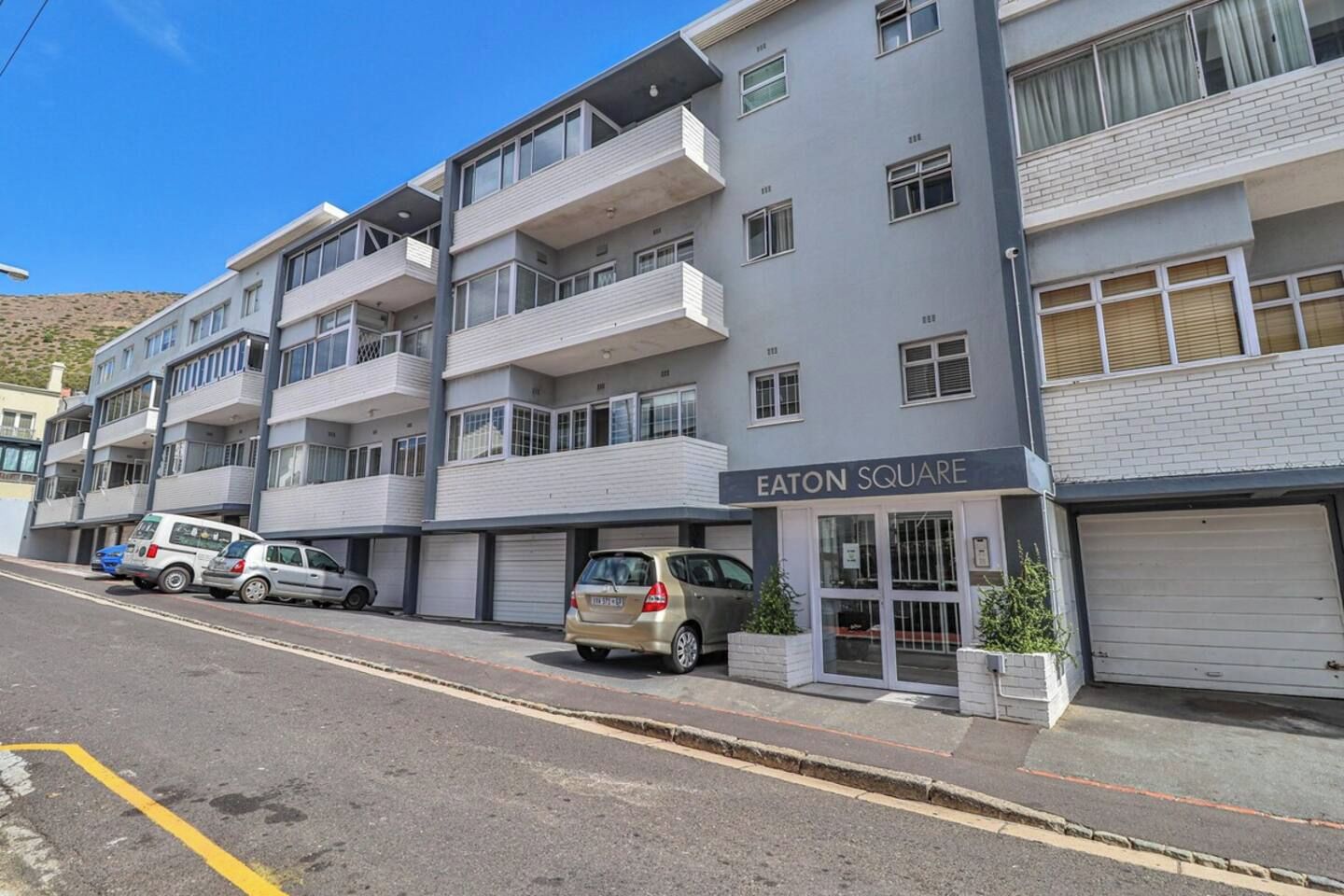 Un edificio residencial de varios pisos con un letrero que dice 'EATON SQUARE'.