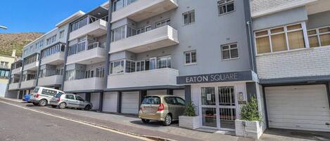 Un edificio residencial de varios pisos con un letrero que dice 'EATON SQUARE'.