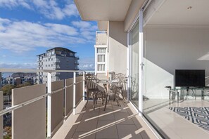 Outdoor dining - Hillside Heights 503 by CTHA (Cape Town)