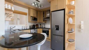 Refrigerador, microondas, horno y parrilla de estufa