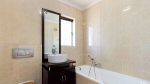 Bathroom - Mont Serat 58 by ctha (Cape Town)