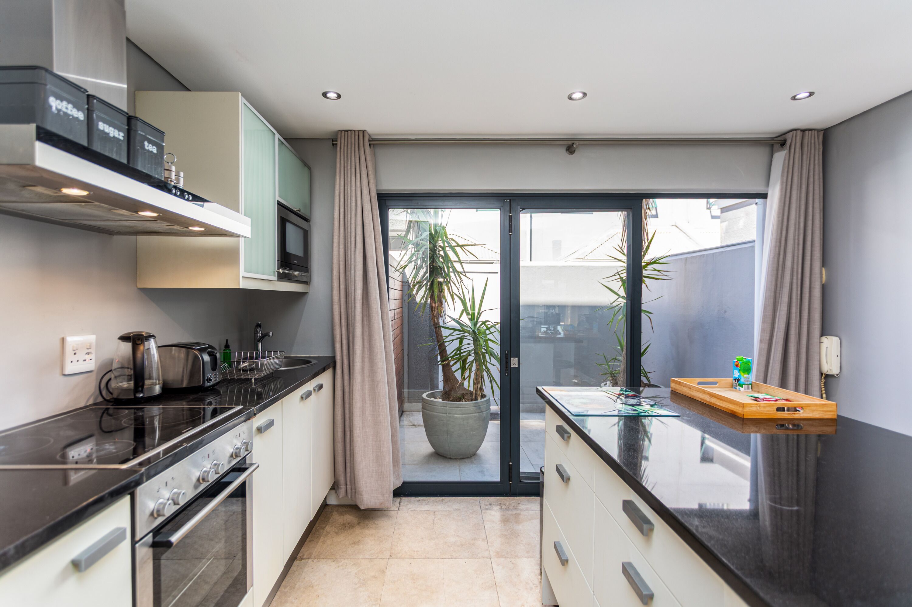 Geladeira, micro-ondas, fogão, cooktop