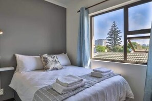 3 habitaciones, tabla de planchar con plancha, wifi y ropa de cama 
