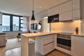 Frigorífico, microondas, horno y placa de cocina