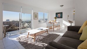 Un salon moderne avec un canapé, une table basse et un coin repas.