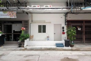 Exterior detail - Bangkok Group Haven - 6BR Bangchak BTS 12 sleeps (Bangkok)