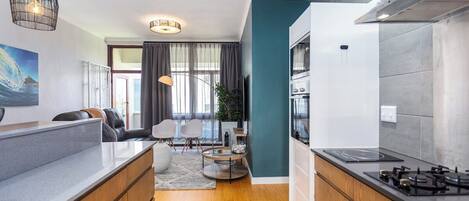 Microondas, horno, parrilla de estufa y lavavajillas